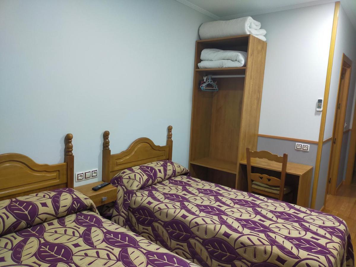 Hostal Banderas Fuensanta de Martos Bagian luar foto