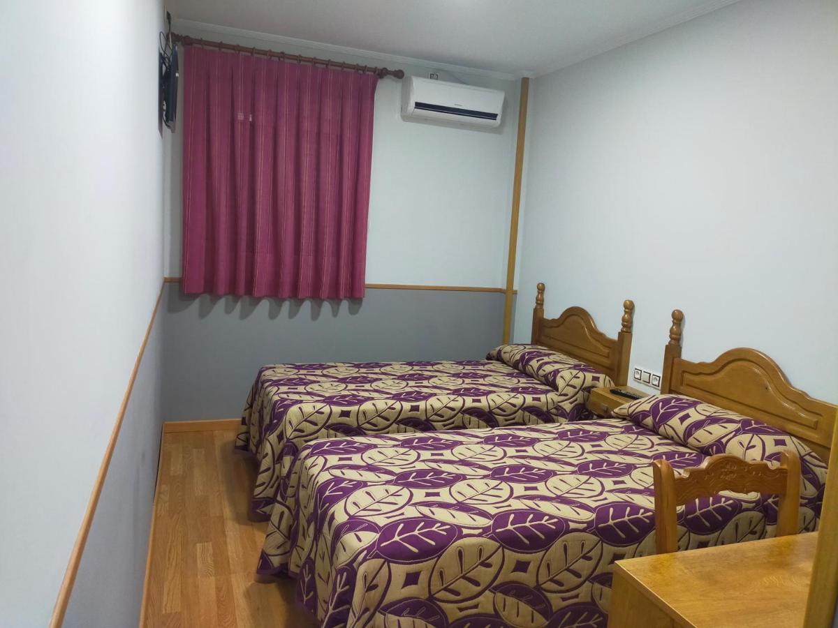 Hostal Banderas Fuensanta de Martos Bagian luar foto
