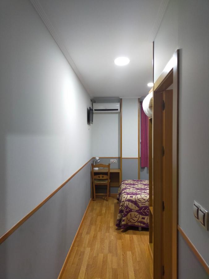 Hostal Banderas Fuensanta de Martos Bagian luar foto