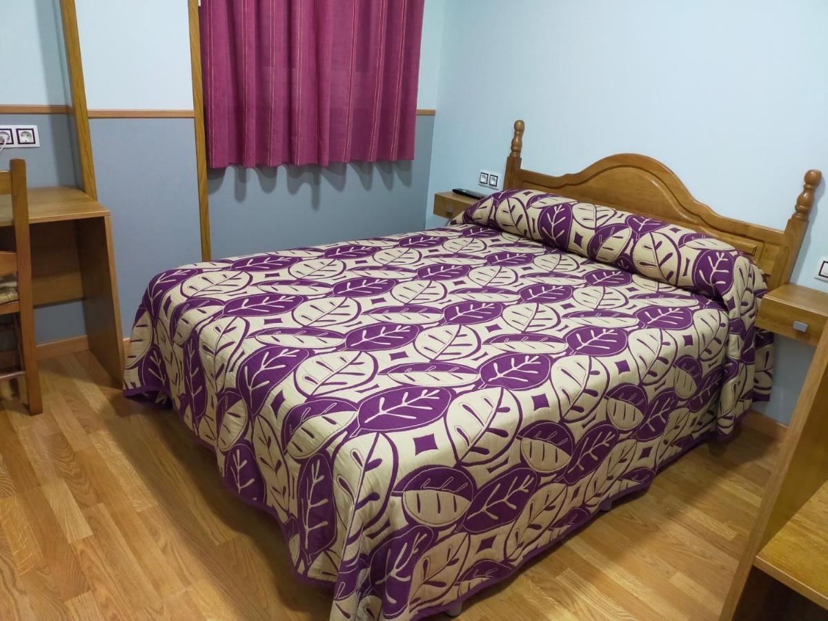 Hostal Banderas Fuensanta de Martos Bagian luar foto