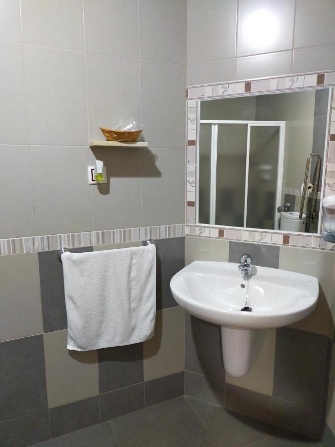 Hostal Banderas Fuensanta de Martos Bagian luar foto