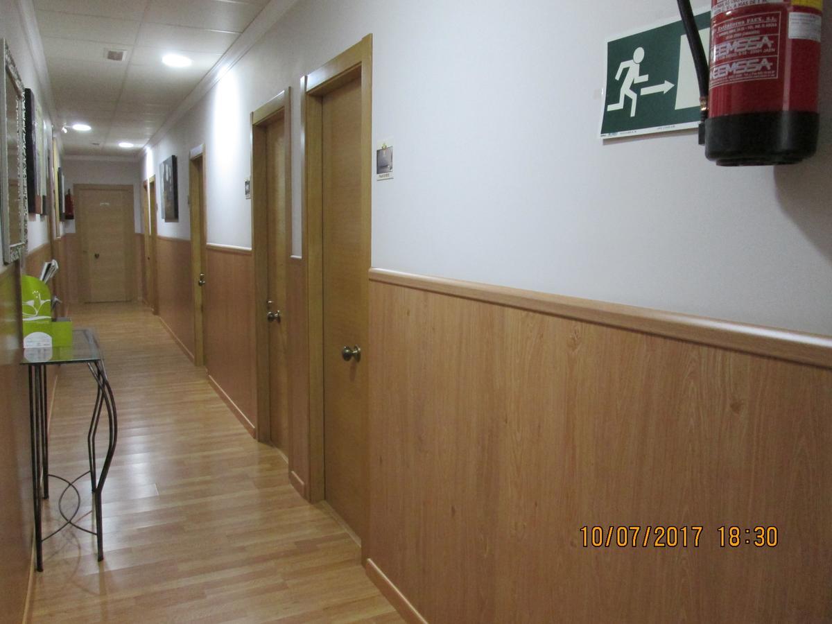 Hostal Banderas Fuensanta de Martos Bagian luar foto