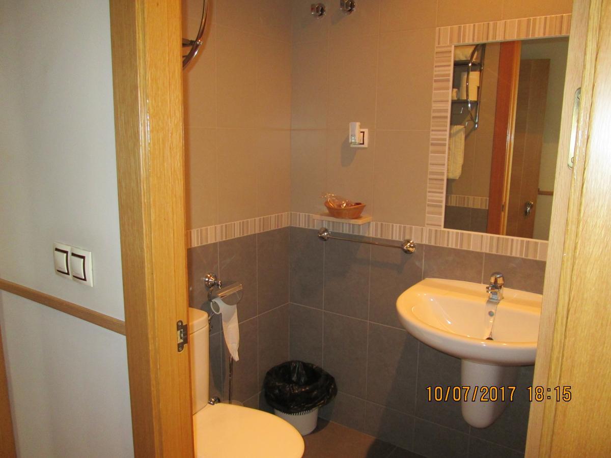 Hostal Banderas Fuensanta de Martos Bagian luar foto