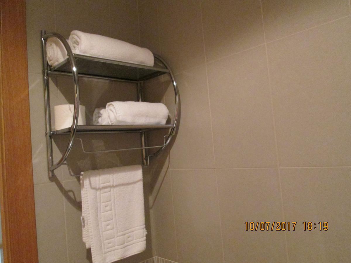 Hostal Banderas Fuensanta de Martos Bagian luar foto