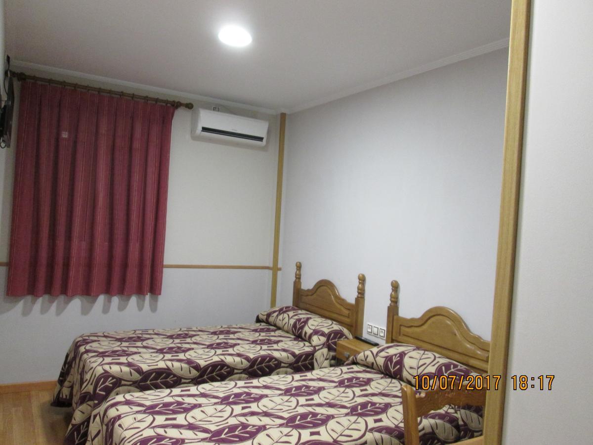 Hostal Banderas Fuensanta de Martos Bagian luar foto