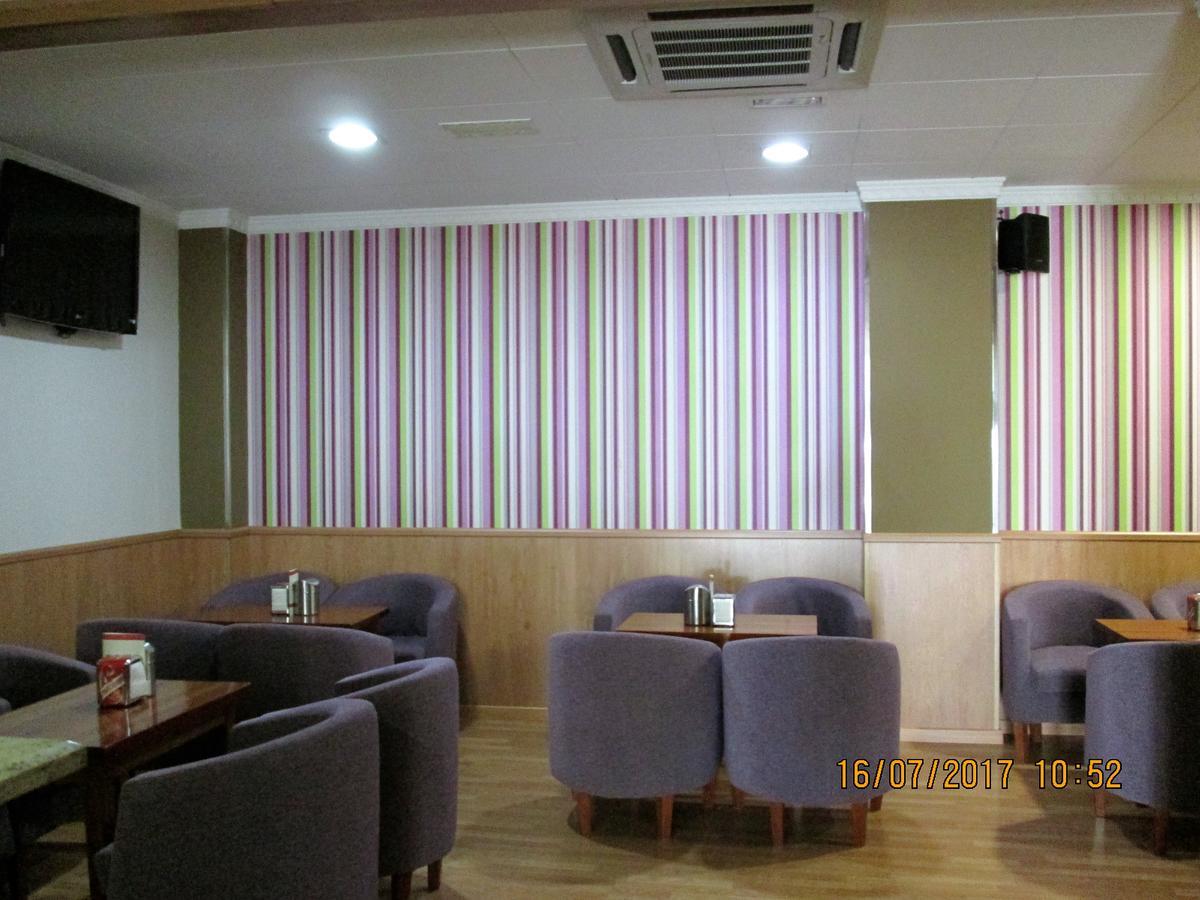 Hostal Banderas Fuensanta de Martos Bagian luar foto