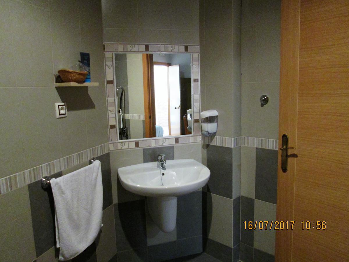 Hostal Banderas Fuensanta de Martos Bagian luar foto