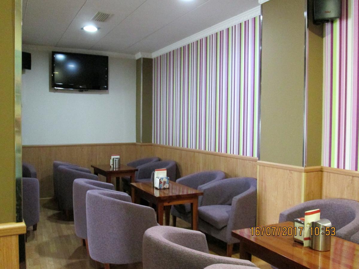 Hostal Banderas Fuensanta de Martos Bagian luar foto